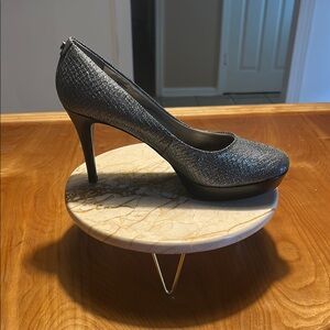 Tahari Silver Got Sole Classic Pumps